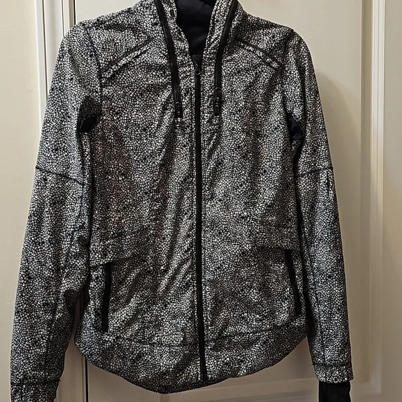 209. Lululemon Spring Forward Jacket - Picture 3 of 12